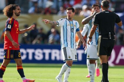 cosa ha detto Cucurella a Messi coprendosi la bocca, lo sfogo del terzino e il rituale della moneta