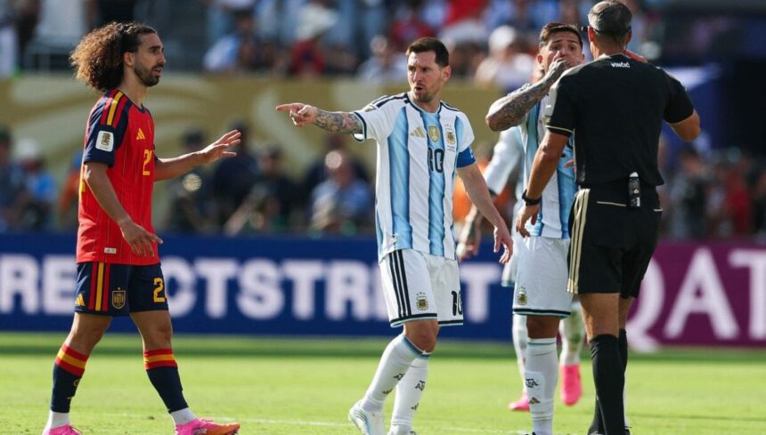 cosa ha detto Cucurella a Messi coprendosi la bocca, lo sfogo del terzino e il rituale della moneta