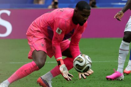 che svarioni in Francia-Inghilterra. E sbaglia anche Rabiot