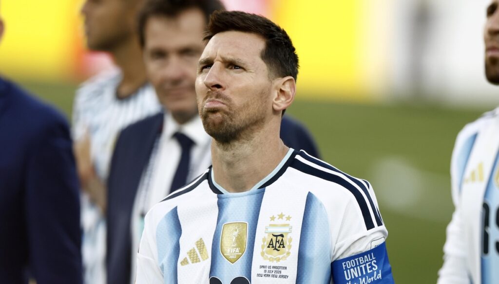il dolore e le congratulazioni alla Spagna. Il gesto a sorpresa di Sergio Ramos per Leo