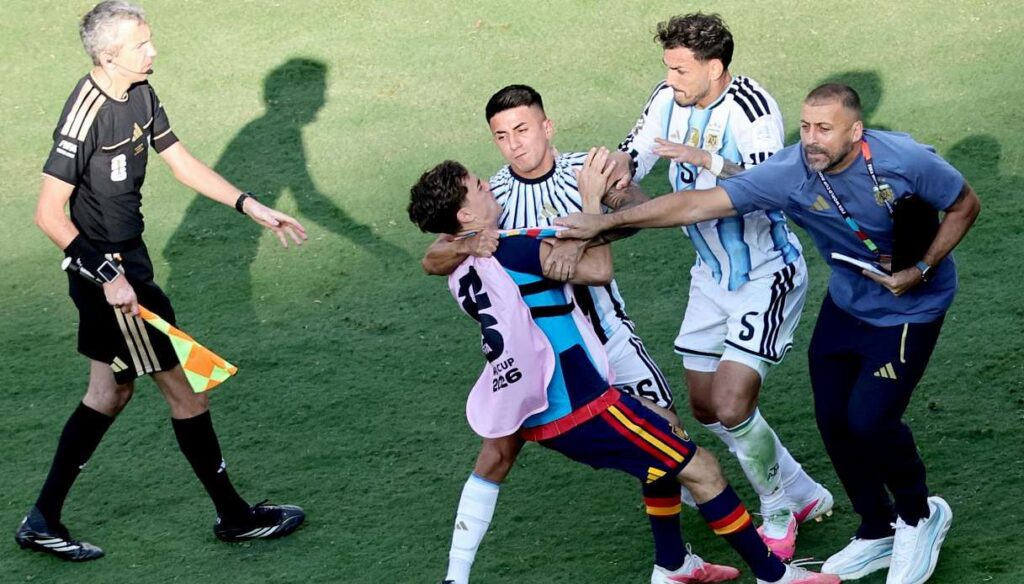 “Spagna-Argentina si deve rigiocare”, la richiesta alla Fifa e c’è chi chiede la squalifica a vita per Messi e compagni