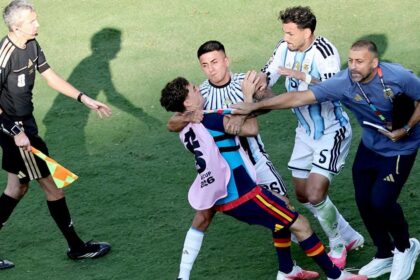 “Spagna-Argentina si deve rigiocare”, la richiesta alla Fifa e c’è chi chiede la squalifica a vita per Messi e compagni