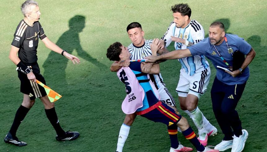 “Spagna-Argentina si deve rigiocare”, la richiesta alla Fifa e c’è chi chiede la squalifica a vita per Messi e compagni