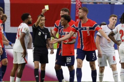 arbitro in tilt, maxisvista, gol dubbi, due reti annullate, rigore revocato, deve intervenire la Fifa