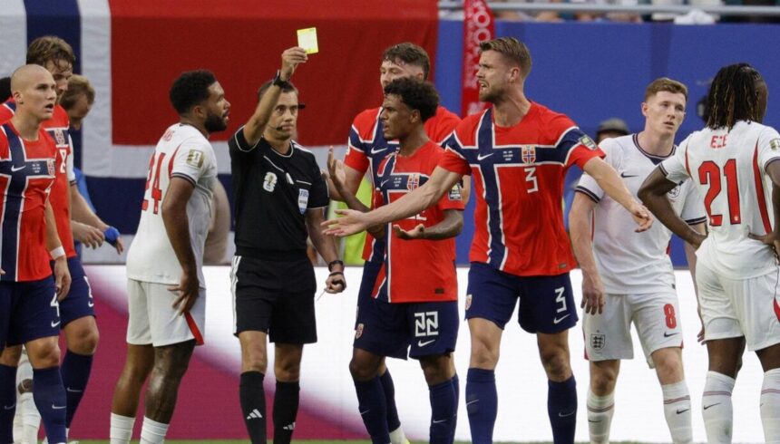 arbitro in tilt, maxisvista, gol dubbi, due reti annullate, rigore revocato, deve intervenire la Fifa