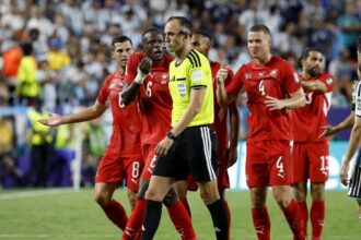 Svizzera, perché il giallo a Paredes è diventato rosso a Embolo: il Var poteva intervenire?