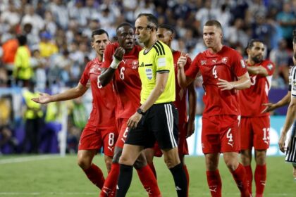 Svizzera, perché il giallo a Paredes è diventato rosso a Embolo: il Var poteva intervenire?