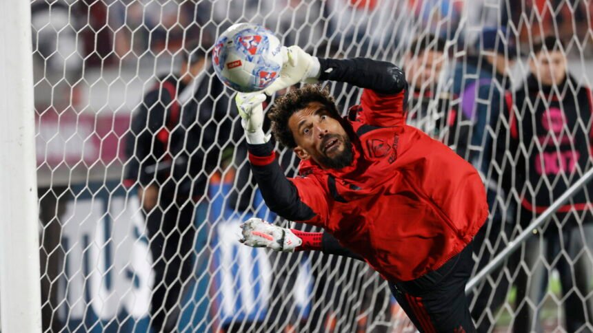 Santiago, Vozinha debutta con il Colo-Colo, porta inviolata a 40 anni - Calcio
