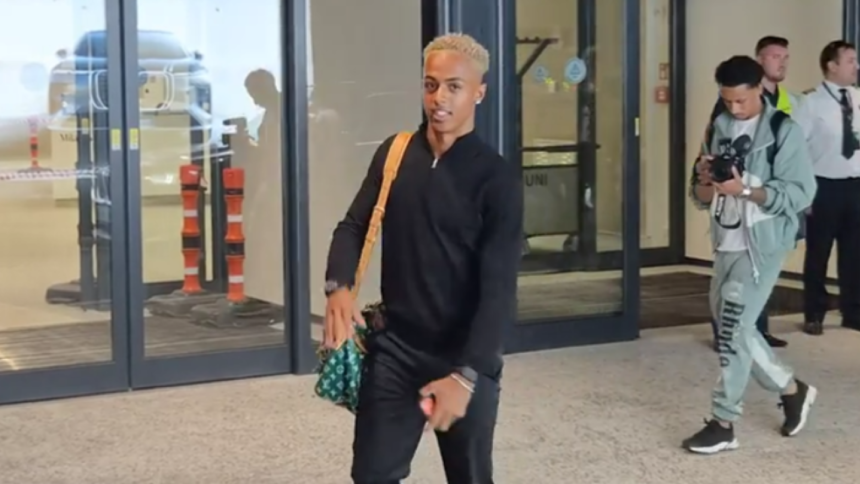 Il trequartista inglese è arrivato a Linate accompagnato da parenti e amici.&nbsp;