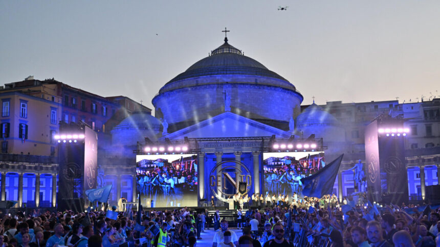 Cento anni di calcio e passione, Napoli si tinge d'azzurro per la festa - Calcio
