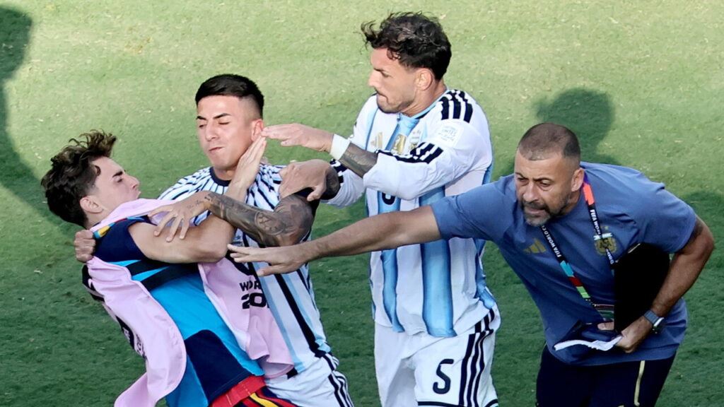 Maxi squalifica per Paredes, 10 giornate dopo la rissa della finale Mondiale - Calcio