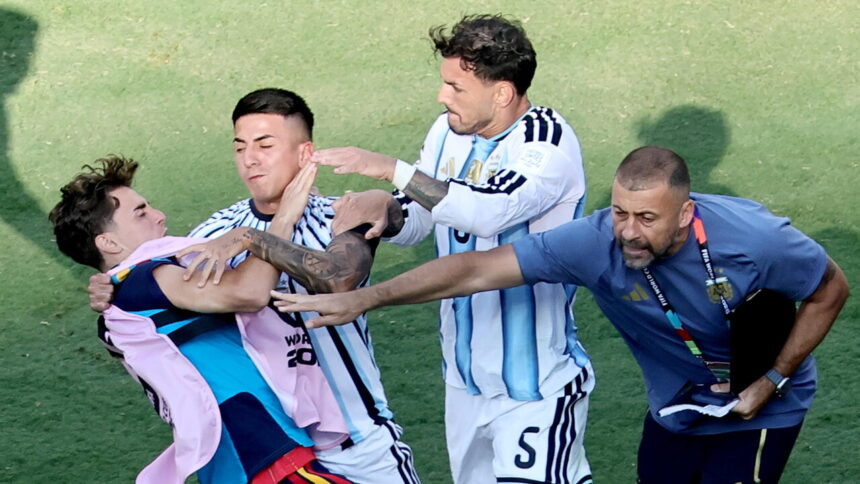 Maxi squalifica per Paredes, 10 giornate dopo la rissa della finale Mondiale - Calcio