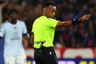 l’arbitro cacciato dal Mondiale non vede tre rigori e un gol valido, lo salva Di Bello al Var