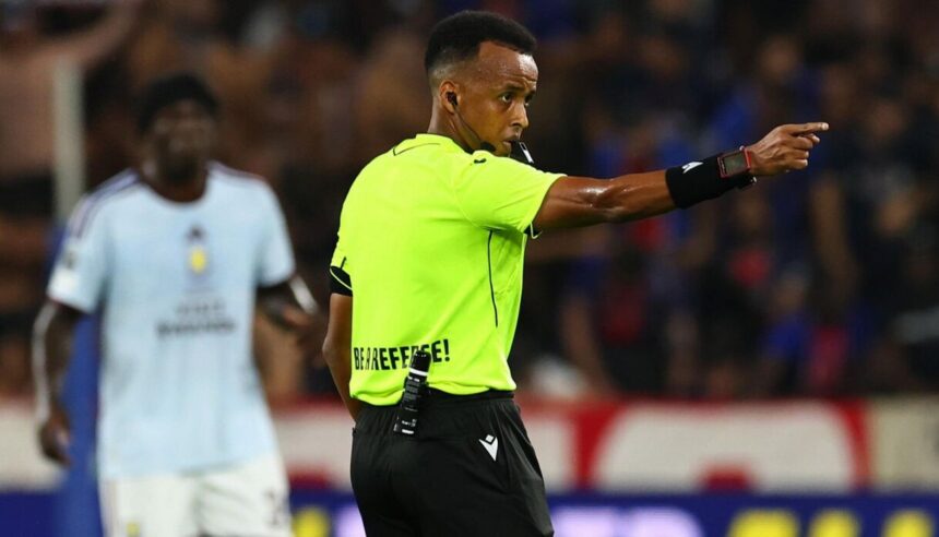 l’arbitro cacciato dal Mondiale non vede tre rigori e un gol valido, lo salva Di Bello al Var
