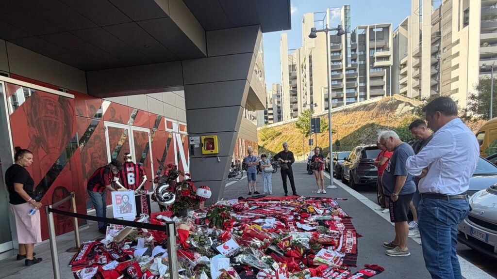 Salvini lascia sciarpa con il 6 di Baresi a Casa Milan, 'è stato un esempio' - Calcio