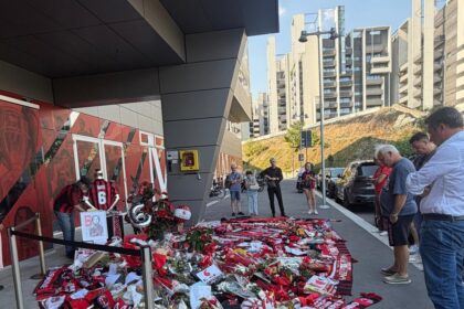 Salvini lascia sciarpa con il 6 di Baresi a Casa Milan, 'è stato un esempio' - Calcio