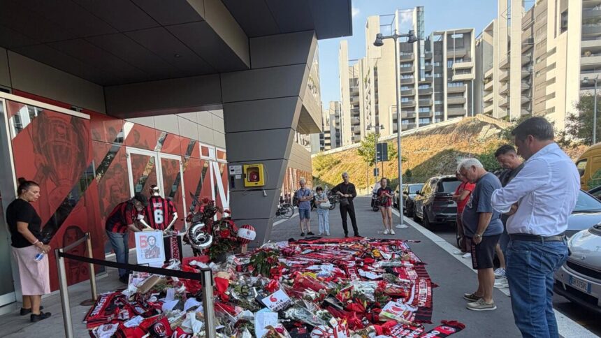 Salvini lascia sciarpa con il 6 di Baresi a Casa Milan, 'è stato un esempio' - Calcio