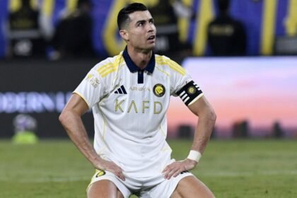 si arrabbia con i compagni, viene sostituito dopo 45' e l'Al Nassr da 0-2 rimonta e vince in 10 uomini