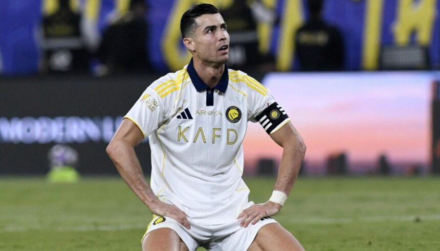 si arrabbia con i compagni, viene sostituito dopo 45' e l'Al Nassr da 0-2 rimonta e vince in 10 uomini