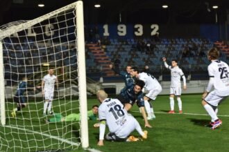 l’arbitro aiuta i galletti, dubbi su 2 gol annullati, lo striscione sugli spalti è un messaggio a De Laurentiis