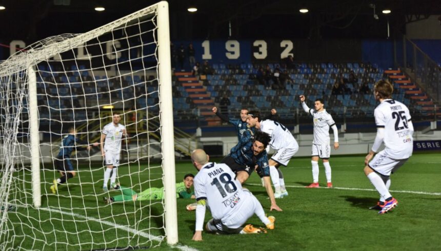 l’arbitro aiuta i galletti, dubbi su 2 gol annullati, lo striscione sugli spalti è un messaggio a De Laurentiis
