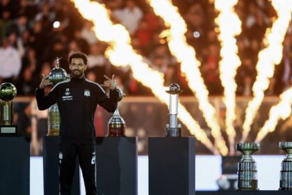 Vozinha, in 30mila allo stadio per la presentazione al Colo-Colo tra luci, spettacolo, elicotteri e paracadutisti