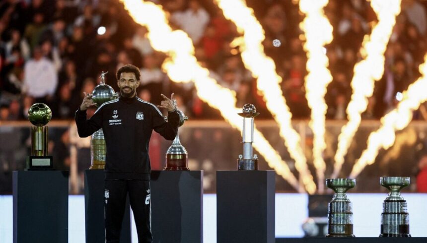 Vozinha, in 30mila allo stadio per la presentazione al Colo-Colo tra luci, spettacolo, elicotteri e paracadutisti