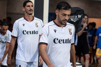 avversari e arbitro solidali, inno spagnolo in tribuna