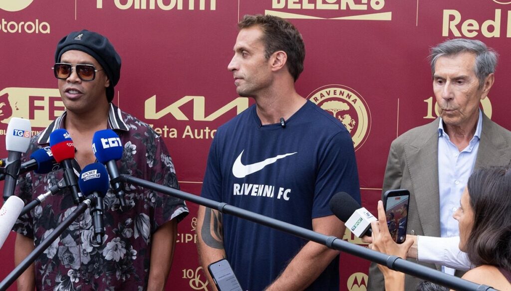 Ravenna, è iniziata l'era Ronaldinho: quando esordisce, l'obiettivo e l’omaggio al Milan: “Ricordo ancora quel derby”