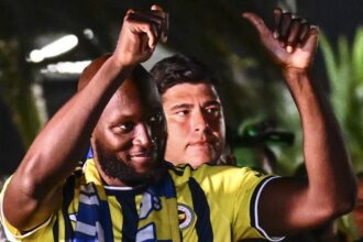 è già un idolo al Fenerbahce, il coro che infiamma i tifosi e la promessa del bomber