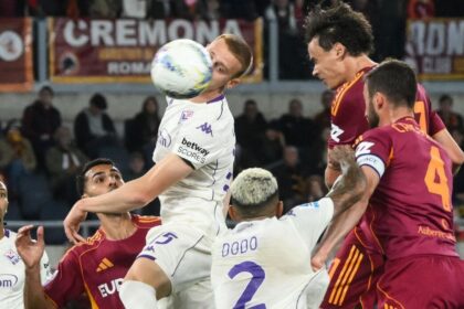 il Var è scomparso ormai, decide solo l’arbitro e sbaglia. Quante polemiche, cosa è successo