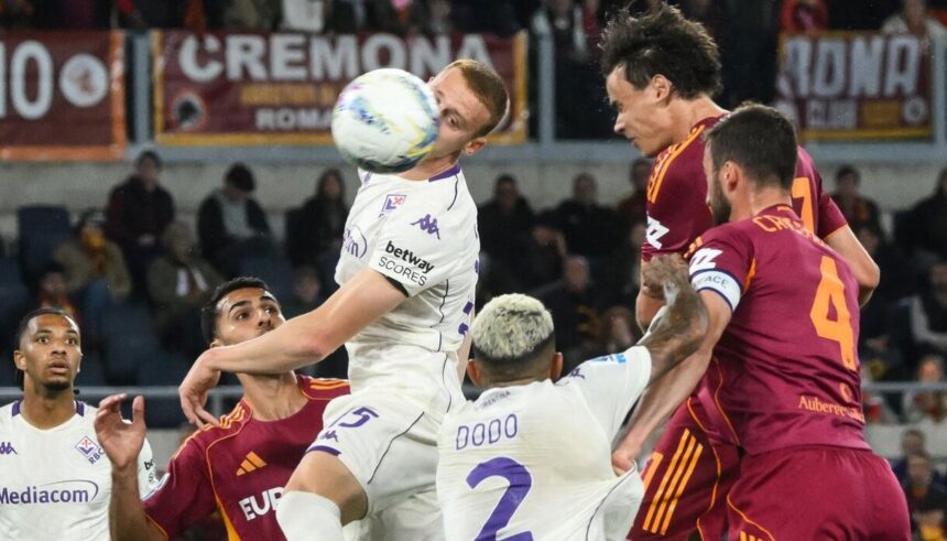 il Var è scomparso ormai, decide solo l’arbitro e sbaglia. Quante polemiche, cosa è successo