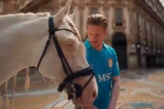 Alla conquista di Milano. <a href="https://video.gazzetta.it/calcio/video-de-bruyne-primo-allenamento-con-il-napoli-agli-ordini-di-allegri/f1937749-b266-4355-972a-4cea3b974xlk" target="_blank">De Bruyne guida il Corsiero del Sole da Napoli fino al Duomo,</a> passando per Galleria Vittorio Emanuele II. È il video, realizzato interamente dall’intelligenza artificiale, postato dalla SSC Napoli sui canali social. Le immagini dell’ex City sono da brividi, vestito di tutto punto, con mocassini e pantaloni eleganti, è stato scelto per caricare una delle partite più importanti della stagione. La gara con l’Inter è particolarmente sentita in città. Massimiliano Allegri, infatti, ci ha tenuto a parlarne alla vigilia: “Le annate bisogna saperle leggere e indovinare la cosa più semplice. Gli scontri diretti vanno giocati, alcune partite vanno vinte. Con l’Inter va giocata”. Per lanciare l’immagine di un Napoli competitivo il club ha scelto Kevin De Bruyne, che con la maglia del City ha conquistato ben 19 trofei: uno dei centrocampisti più forti dell’ultimo decennio. La scelta di marketing del Napoli è chiara. Kevin compare in tutte le campagne pubblicitarie azzurre, modello per il lancio della t-shirt del Centenario e indossatore della nuova linea “Emporio Armani Formal Wear”. Kevin è comparso anche come special guest alla festa dei cento anni a Piazza del Plebiscito. Il belga ha rinunciato a qualche giorno di vacanza per presentarsi alle migliaia di tifosi azzurri, cimentandosi in qualche frase in dialetto napoletano: “Uagliò tutt’appost?”.