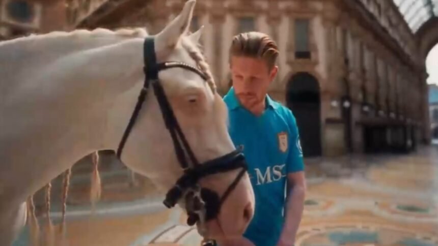 Alla conquista di Milano. <a href="https://video.gazzetta.it/calcio/video-de-bruyne-primo-allenamento-con-il-napoli-agli-ordini-di-allegri/f1937749-b266-4355-972a-4cea3b974xlk" target="_blank">De Bruyne guida il Corsiero del Sole da Napoli fino al Duomo,</a> passando per Galleria Vittorio Emanuele II. È il video, realizzato interamente dall’intelligenza artificiale, postato dalla SSC Napoli sui canali social. Le immagini dell’ex City sono da brividi, vestito di tutto punto, con mocassini e pantaloni eleganti, è stato scelto per caricare una delle partite più importanti della stagione. La gara con l’Inter è particolarmente sentita in città. Massimiliano Allegri, infatti, ci ha tenuto a parlarne alla vigilia: “Le annate bisogna saperle leggere e indovinare la cosa più semplice. Gli scontri diretti vanno giocati, alcune partite vanno vinte. Con l’Inter va giocata”. Per lanciare l’immagine di un Napoli competitivo il club ha scelto Kevin De Bruyne, che con la maglia del City ha conquistato ben 19 trofei: uno dei centrocampisti più forti dell’ultimo decennio. La scelta di marketing del Napoli è chiara. Kevin compare in tutte le campagne pubblicitarie azzurre, modello per il lancio della t-shirt del Centenario e indossatore della nuova linea “Emporio Armani Formal Wear”. Kevin è comparso anche come special guest alla festa dei cento anni a Piazza del Plebiscito. Il belga ha rinunciato a qualche giorno di vacanza per presentarsi alle migliaia di tifosi azzurri, cimentandosi in qualche frase in dialetto napoletano: “Uagliò tutt’appost?”.