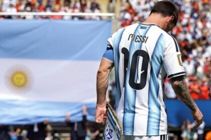 L’addio di Messi, le lacrime della mamma, quanti messaggi: da Infantino a Colapinto