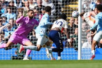 Donnarumma avvio da incubo col Coventry poi salva Maresca con una parata sovrannaturale