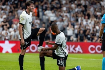 Besiktas, Vlahovic è già un idolo dopo la tripletta, la sfida a Lukaku e il retroscena su Italiano