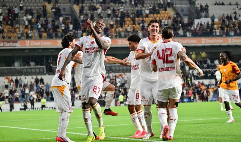 Leao, che rischio all'esordio! Osimhen show e infortunio, bufera sull’arbitro