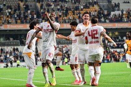 Leao, che rischio all'esordio! Osimhen show e infortunio, bufera sull’arbitro
